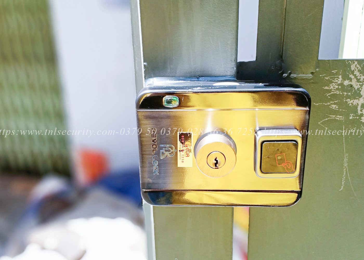 Lap-dat-khoa-the-tu-cong-sat-cho-nha-tro-tai-quan-8